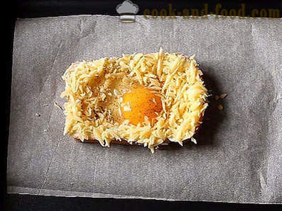 Hot sandwich met ei en kaas in de oven voor het ontbijt