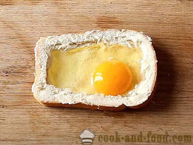 Hot sandwich met ei en kaas in de oven voor het ontbijt