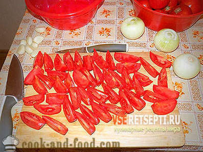 Zoete salade van rode tomaten in de winter