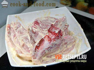 Varkensvlees steak met groenten en kaas in de oven