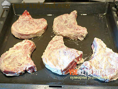 Varkensvlees steak met groenten en kaas in de oven