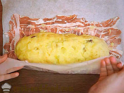 Cake van de aardappel met spek met paddestoelen en kaas in de oven