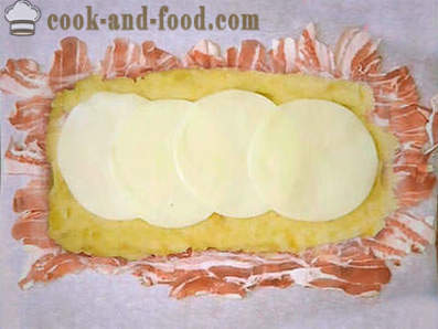 Cake van de aardappel met spek met paddestoelen en kaas in de oven