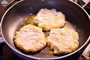 Pannekoeken van de aardappel met kaas en groene ui
