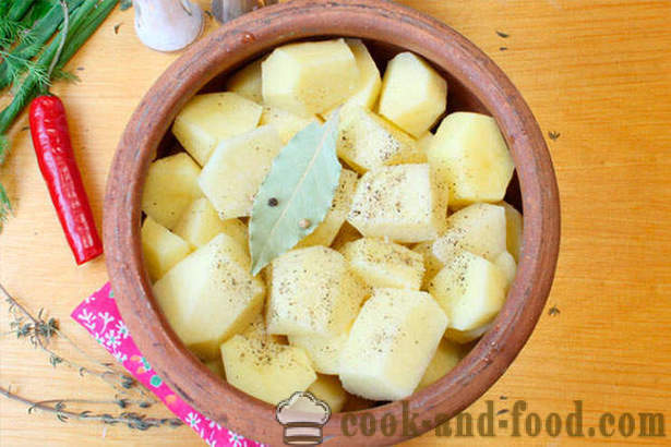 Gebakken aardappelen met kip in een pot