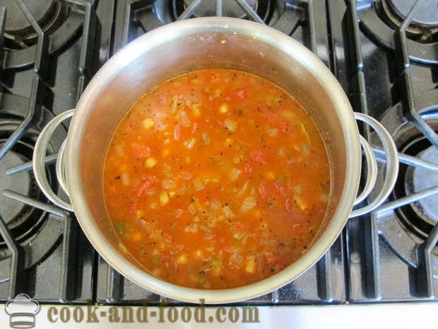 Tomatensoep met kikkererwten en groenten