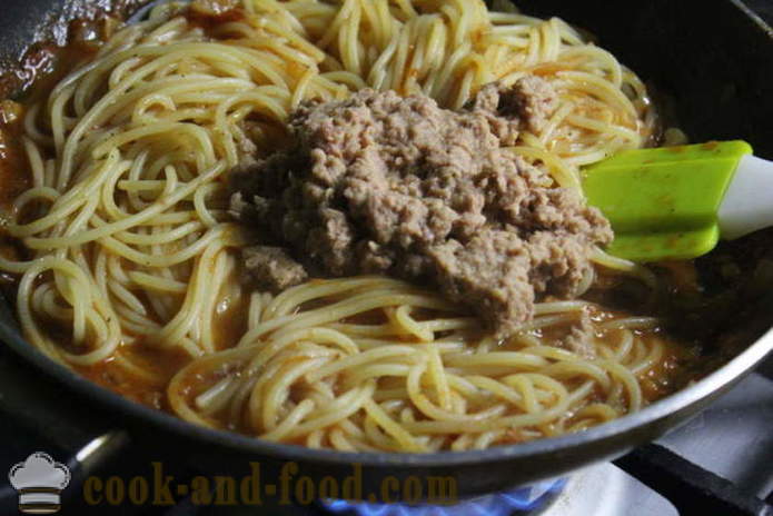 Spaghetti met tonijn in blik in tomaten-roomsaus - zowel heerlijke spaghetti, een stap voor stap recept foto's te koken