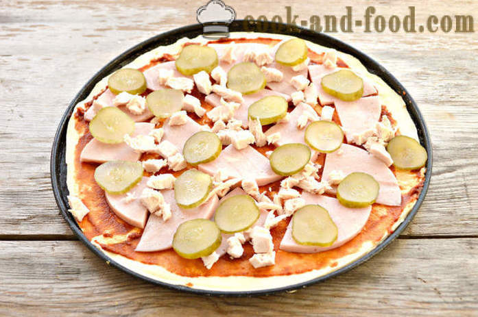 Zelfgemaakte pizza met worst van ongedesemd deeg - hoe je een pizza bladerdeeg bakken, met een stap voor stap recept foto's