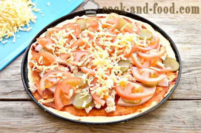Zelfgemaakte pizza met worst van ongedesemd deeg - hoe je een pizza bladerdeeg bakken, met een stap voor stap recept foto's