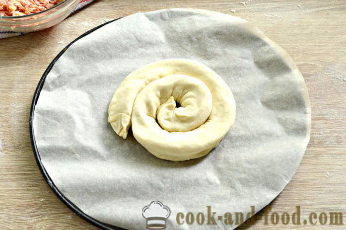 Slak pie van het vervaardigde bladerdeeg - zoals bakken van een taart laag, de slak met kaas en worst, een stap voor stap recept foto