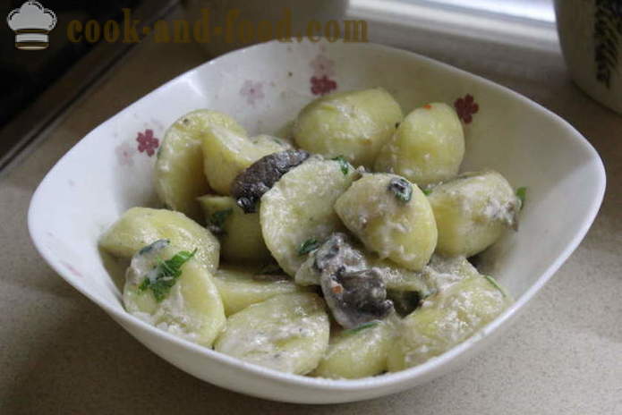 Aardappels met paddestoelen met zure room en knoflook - hoe aardappelen met champignons koken in een pan, een stap voor stap recept foto's