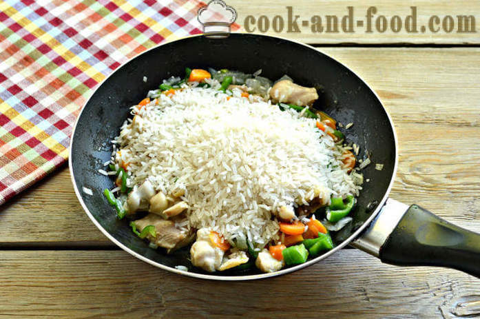 Rijst met groenten en kip - zowel heerlijke kip kok rijst in een koekenpan, een stap voor stap recept foto's