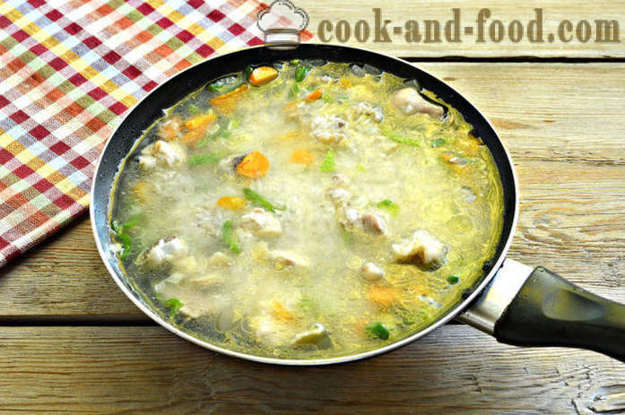 Rijst met groenten en kip - zowel heerlijke kip kok rijst in een koekenpan, een stap voor stap recept foto's