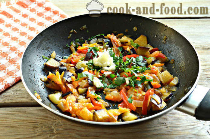 Heerlijke gestoomde aubergine met groenten - hoe voor het blussen van de aubergine met groenten in een pan, een stap voor stap recept foto's