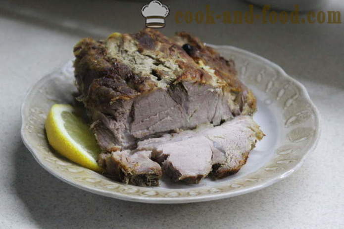 Thuis gebakken in de oven - net gekookt geroosterd varkensvlees varkensvlees in folie, met een stap voor stap recept foto's