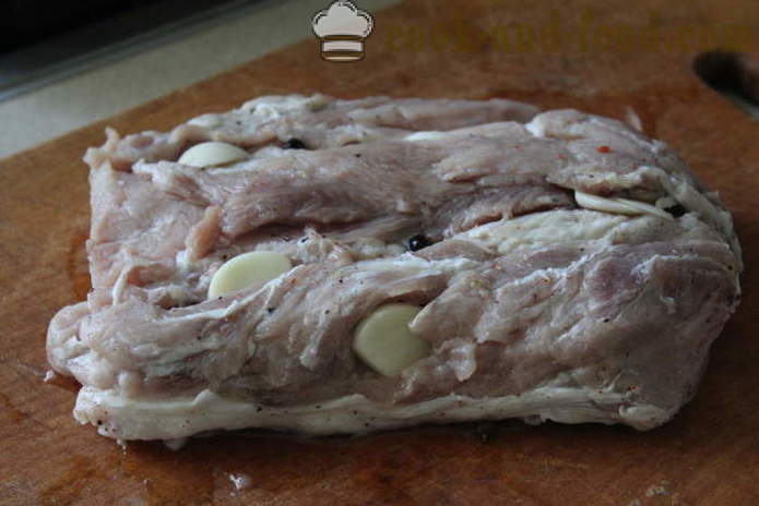 Thuis gebakken in de oven - net gekookt geroosterd varkensvlees varkensvlees in folie, met een stap voor stap recept foto's