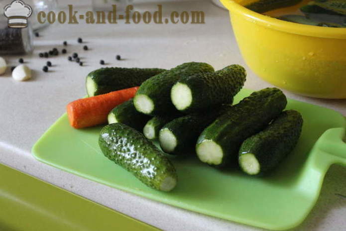 Knapperige gezouten komkommers fast food - zoals gezouten komkommers in een bank, een stap voor stap recept foto's