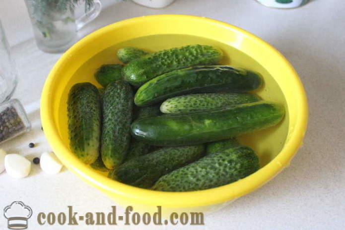 Knapperige gezouten komkommers fast food - zoals gezouten komkommers in een bank, een stap voor stap recept foto's