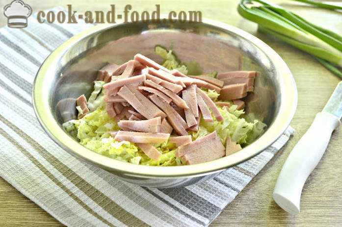 Mayonaise salade met Chinese kool en worst - Hoe maak je een salade te bereiden met Chinese kool met ei, een stap voor stap recept foto's
