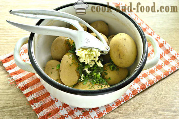 Gekookte nieuwe aardappelen met knoflook en kruiden - hoe nieuwe aardappelen koken lekker en de juiste stap voor stap recept foto's