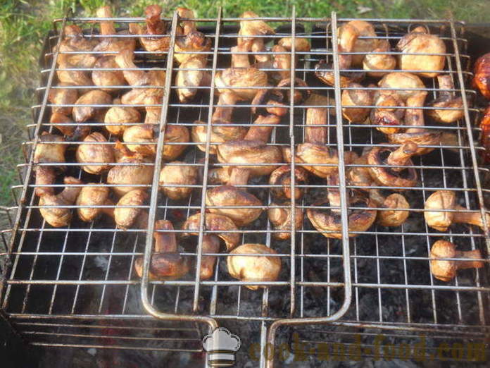 Paddestoelen champignons gemarineerd in sojasaus - hoe paddestoelen bak op de grill, een stap voor stap recept foto's