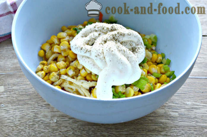 Salade met ei pannenkoek, kip en maïs - Hoe maak je een salade met ei pannenkoek en maïs te bereiden, met een stap voor stap recept foto's