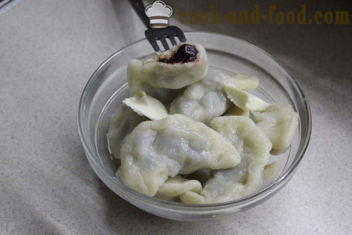 Het deeg voor de knoedels met gist - hoe je het deeg voor dumplings bereiden in broodbakmachine, een stap voor stap recept foto's
