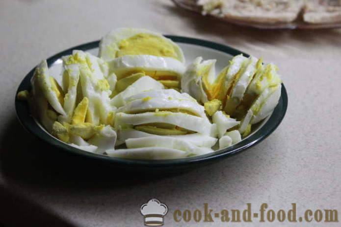 Gelaagde salade met kip en zilveruitjes - Hoe maak je een salade te bereiden met gekruide uien en kip, met een stap voor stap recept foto's