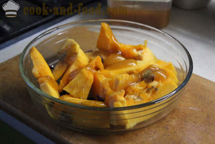 Gebakken pompoen met honing, gedroogde vruchten en kruiden - hoe u de pompoen plakjes bakken in de oven, met een stap voor stap recept foto's