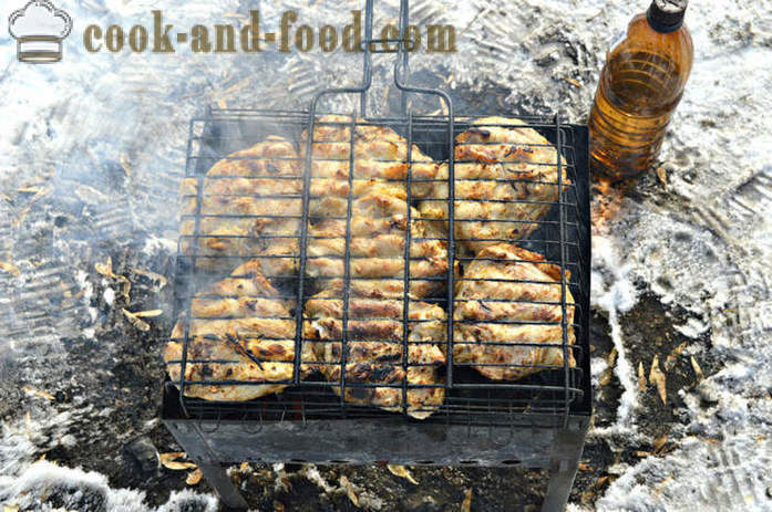 Heerlijke barbecue kip dijen op de grill op houtskool - hoe barbecue koken kip op de grill op de grill, een stap voor stap recept foto's