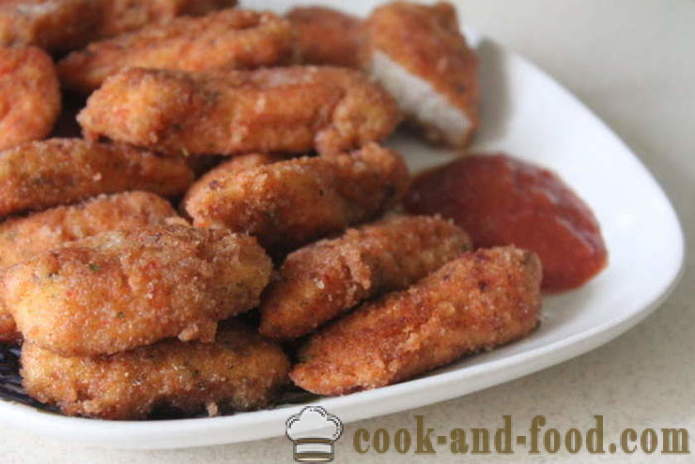 Nuggets kipfilet gepaneerd en gebakken in een pan - hoe chicken nuggets te maken van het huis, stap voor stap recept foto's