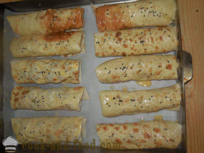 Heerlijke broodjes van pitabroodje met aardappelen en worst - Hoe rollen van pita bereiden gevuld, stap voor stap recept foto's