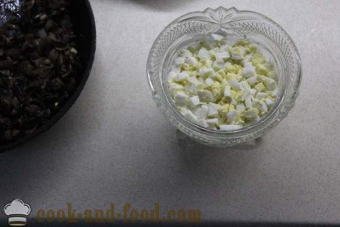 Gelaagde krabsalade met rijst en champignons - hoe krabsalade met rijst en champignons, een stap voor stap recept foto's te koken