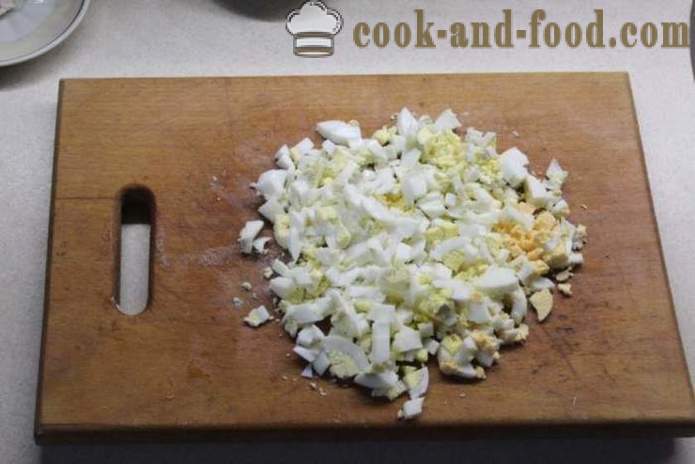 Gelaagde salade met champignons, borst- en ananas - hoe ananas salade met kip, een stap voor stap recept foto's maken