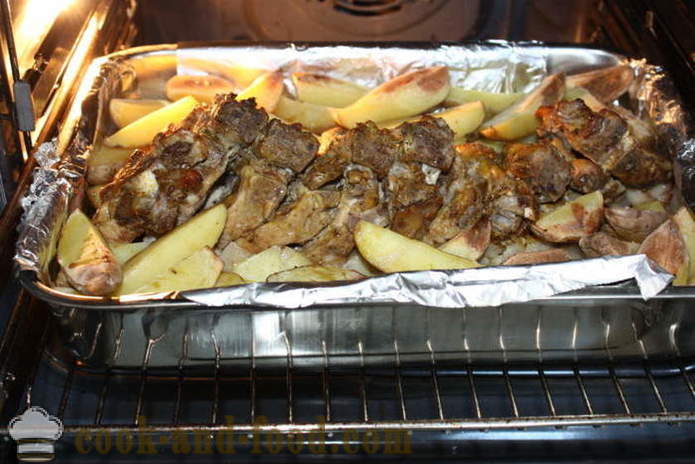 Gebakken varkensvlees ribben met aardappelen in de oven - net als gebakken aardappelen met spek, een stap voor stap recept foto's