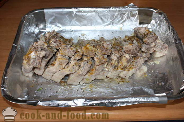Gebakken varkensvlees ribben met aardappelen in de oven - net als gebakken aardappelen met spek, een stap voor stap recept foto's