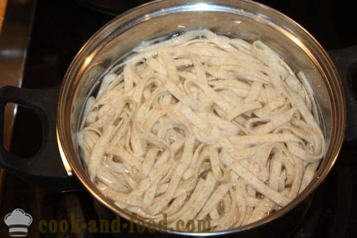 Chicken noodle soep thuis - hoe soep met zelfgemaakte noedels, stap voor stap recept foto's te koken