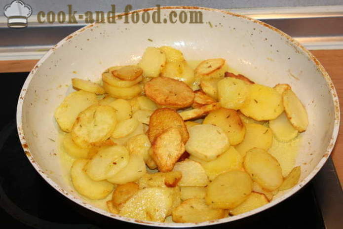 Wat file gepocheerd ei - lamsvlees gestoofd in wijn en gebakken aardappelen, een stap voor stap recept foto's