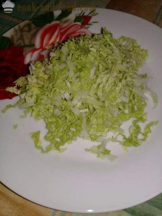 Verse salade met kip - hoe je een salade te bereiden met gerookte kip, Chinese kool en komkommer, met een stap voor stap recept foto's