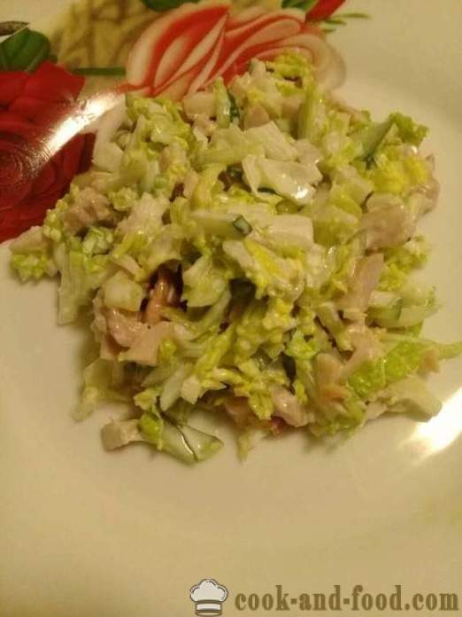 Verse salade met kip - hoe je een salade te bereiden met gerookte kip, Chinese kool en komkommer, met een stap voor stap recept foto's
