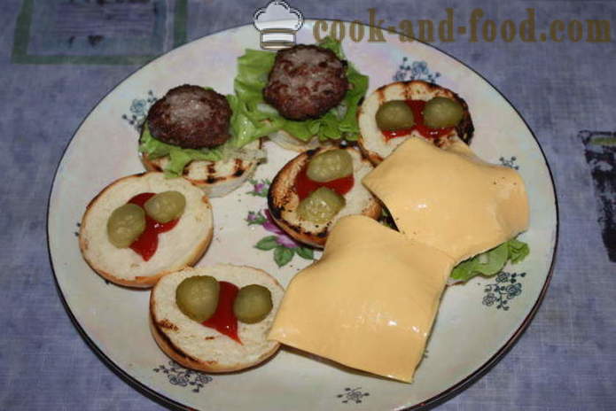 Smakelijke hamburger pasteitjes in McDonald's - hoe je een hamburger thuis, stap voor stap recept foto's maken