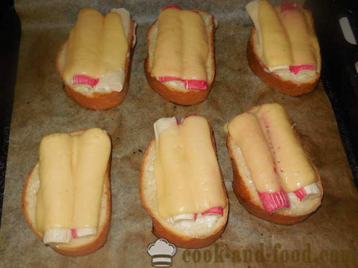 Warme broodjes met kaas en krab sticks - hoe warme broodjes te maken in de oven, met een stap voor stap recept foto's