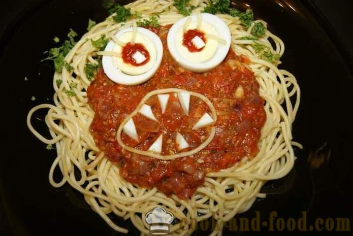 Spaghetti Monster - lichte en smakelijke warme gerechten voor Halloween met zijn handen, stap voor stap recept foto's