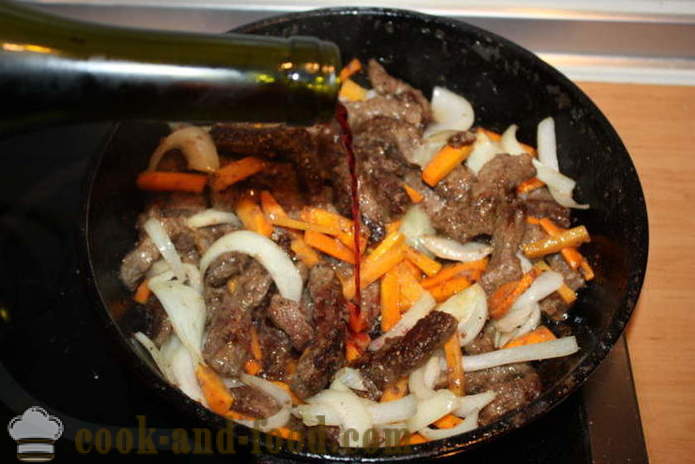 Vlees Beef Stroganoff met wijn en groenten - een stap voor stap recept met foto's hoe je beef stroganoff koken met jus