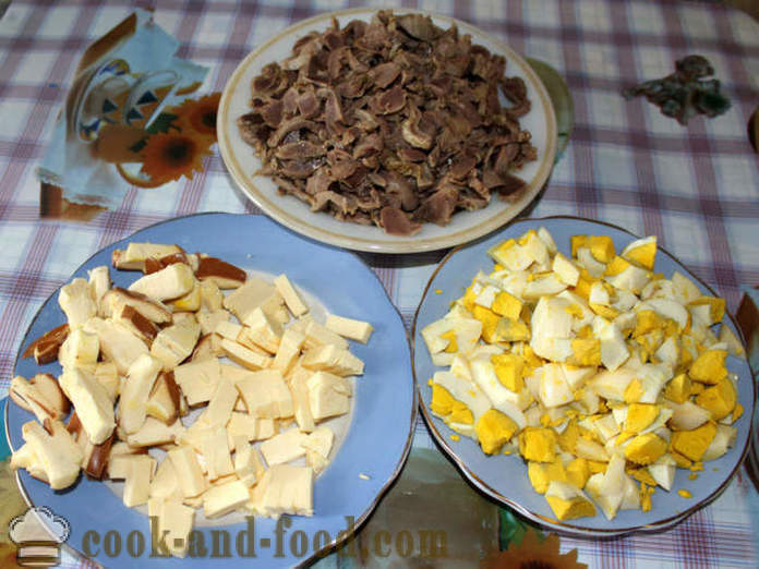 Salade met worst kaas en kip navels - hoe je een salade van spiermaag en kaas te maken, met een stap voor stap recept foto's