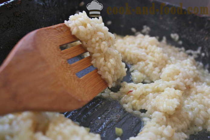Zelfgemaakte bouillon risotto met wijn - hoe risotto thuis, stap voor stap recept foto's te koken