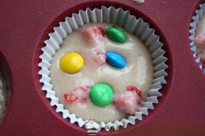 Zelfgemaakte muffins op yoghurt met aardbeien - hoe muffins koken in siliconen mallen, een stap voor stap recept foto's