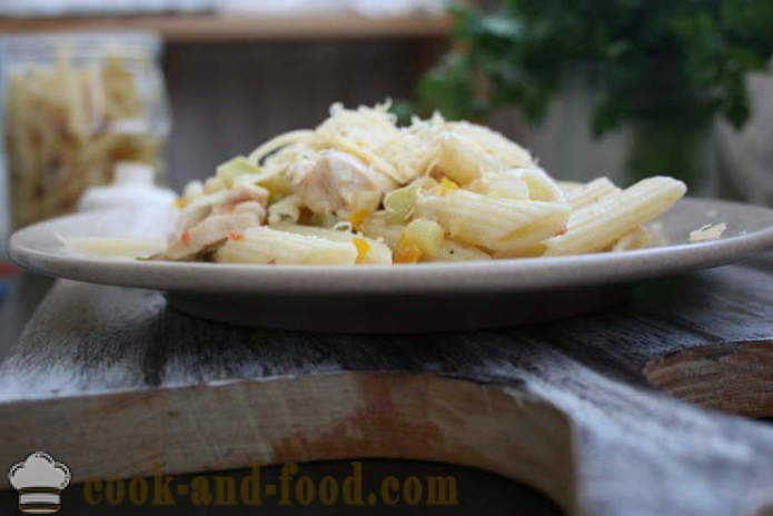 Italiaanse zelfgemaakte pasta met kip, groenten en kaas - hoe Italiaanse pasta koken thuis, stap voor stap recept foto's