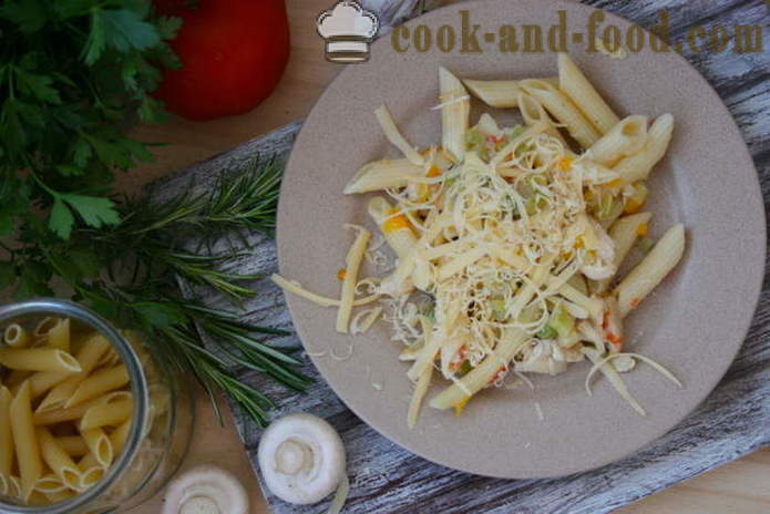 Italiaanse zelfgemaakte pasta met kip, groenten en kaas - hoe Italiaanse pasta koken thuis, stap voor stap recept foto's