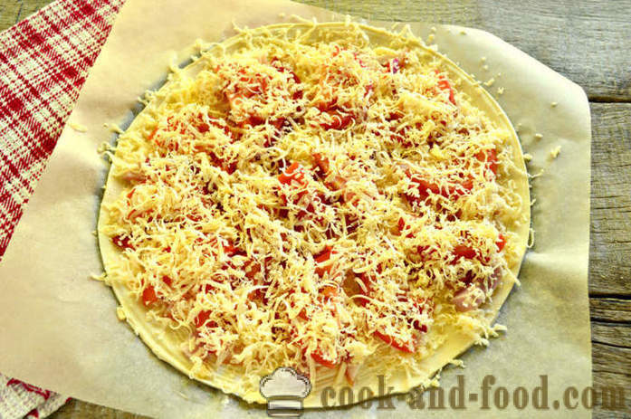 Pizza Puff Bladerdeeg met spek en peper - hoe ongezuurde pizza te bereiden van het deeg, een stap voor stap recept foto's
